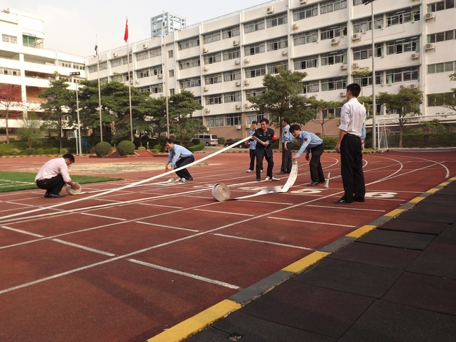 物业管理员在进行消防演练